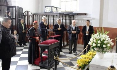 El Cardenal Toribio Ticona visitó este miércoles la tumba del Cardenal Julio Terrazas. Foto: RRSS