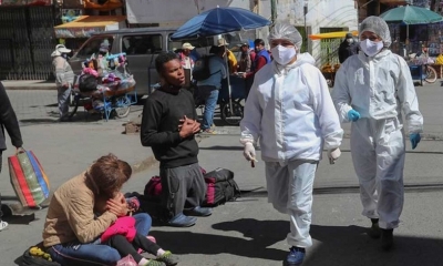 Unos ciudadanos venezolanos piden limosna en La Paz. Foto: EFE 