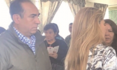 José María Velasco, director de la Felcn, escolta a Añez.