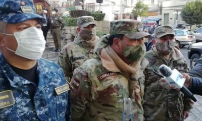 El comandante en jefe de las FFAA, Sergio Orellana (centro). / Foto: ABI