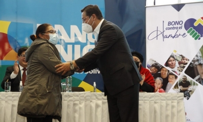 Presidente Arce entrega el Bono Contra el Hambre | Foto: ABI