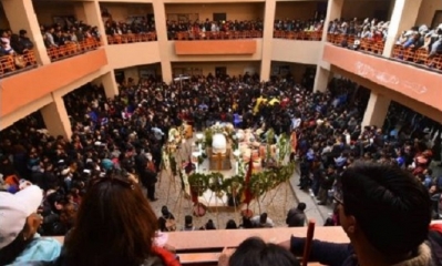 Cientos de universitarios están en el velorio de Jonathan. Foto: APG