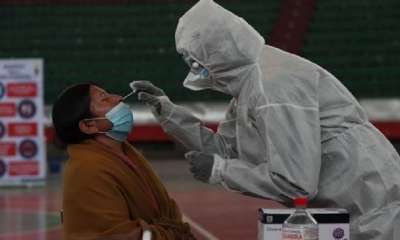 Personal médico realiza una prueba antígeno nasal.