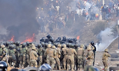 Cocaleros y uniformados en los conflictos suscitados en el puente de Huayllani, el 15 de noviembre de 2019