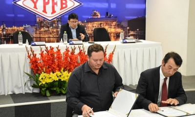 El presidente ejecutivo de YPFB, Armin Dorgathen, y el representante de Vintage Petroleum Boliviana, Jorge Martin