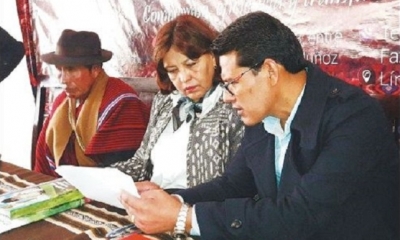 Braulio Yucra explica los procesos a la exministra de Transparencia Nardi Suxo. Foto: El Deber