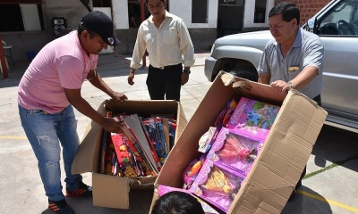 El Alcalde, entrega los juguetes