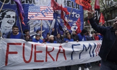Miles de manifestantes marchan contra el Fondo Monetario Internacional (FMI) en Argentina.