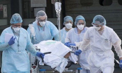 Detrás de las puertas corredizas del Gran Hotel Colón, jóvenes médicos en batas blancas reciben, con tapabocas, a las personas que llegan a la entrada