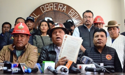 Un grupo de dirigente de la COB en conferencia de prensa
