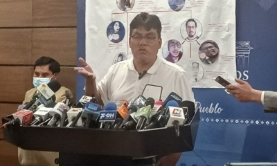 El diputado del Movimiento Al Socialismo (MAS), Héctor Arce, mostrando sus pruebas