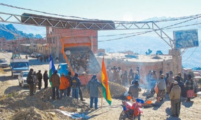 Trabajadores cierran el acceso al botadero de Alpacoma.