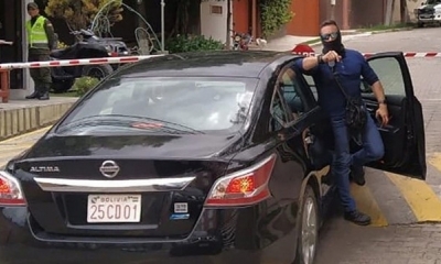 Uno de los encapuchados en el ingreso al residencial barrio de La Rinconada, en la zona sur de La Paz Foto: captura Unitel