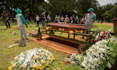 Varias personas asisten a un funeral en cementerio de Brasilia (Brasil). | Fuente: EFE