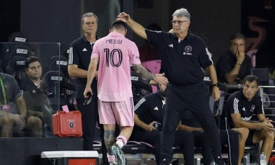 Lionel Messi (izquierda) pasa junto al técnico Gerardo Martino tras su sustitución en el partido del Inter Miami ante el Toronto FC