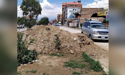 Lama extraída y acumulada en una calle de Colcapirhua. 