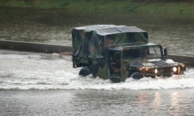 Un vehículo militar circula por una autopista de Houston, Texas, inundada por el huracán Harvey en agosto de 2017