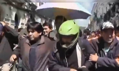 Grupo de personas agredieron al gobernador de Chuquisaca. Foto: Internet