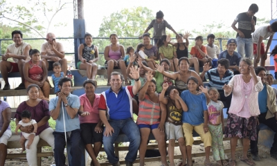 Alex Ferrier con los comunarios de la zona/Foto. RM