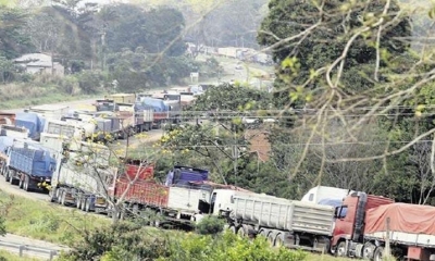 El bloqueo que se realizó por el tramo de la carretera. | El Deber