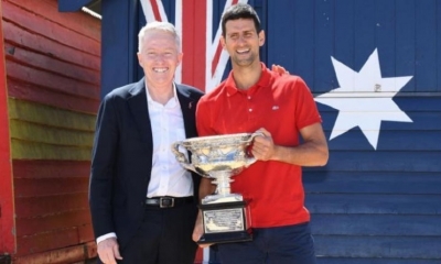 Novak Djokovic (der.), de Serbia, posa con el Director del Torneo Abierto de Australia Craig Tiley, en febrero de este año. | EFE