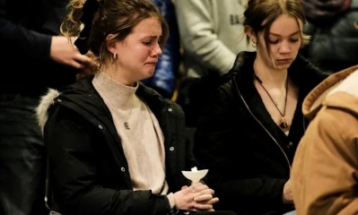 Estudiantes, padres, maestros y miembros de la comunidad se reúnen para una vigilia en la Iglesia Comunitaria de Lake Point luego de un tiroteo 
