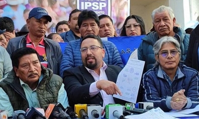 Dirigentes del MAS en conferencia de prensa. 