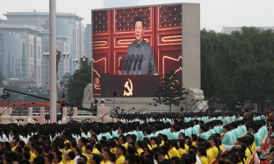 El presidente chino Xi Jinping en una pantalla gigante mientras pronuncia un discurso en el evento