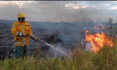 Imagen referencial del empleo de agua en incendios