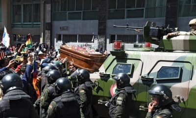 Fueron gasificados tras marchar por horas con sus muertos en hombros para pedir justicia