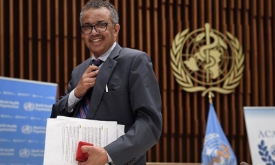 Tedros Adhanom Ghebreyesus se alista para una conferencia de prensa, en Ginebra. | EFE