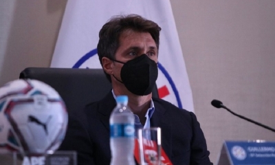 El argentino Guillermo Barros Schelotto, seleccionador de Paraguay, brinda una conferencia de prensa.