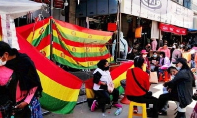 Comerciantes en Vigilia en la calle Esteban Arze.