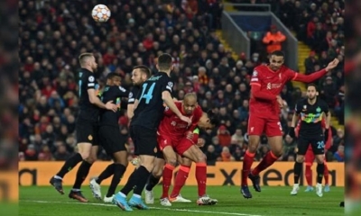 El defensor de Liverpool, Joel Matip, se dirige contra el travesaño.
