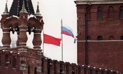 Foto de 1991 cuando las banderas soviética (L) y rusa (R) ondeban sobre el Kremlin, Moscú, Rusia.