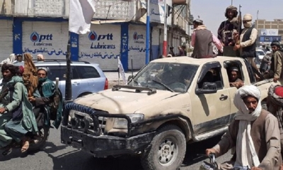 Combatientes talibanes conducen un vehículo del Ejército Nacional Afgano (ANA) a través de una calle en Kandahar. 