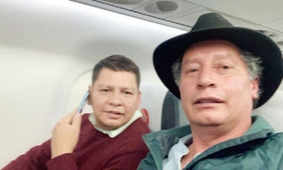 Pedro Dorado y César Navarro dentro del avión en el que salieron de Bolivia.