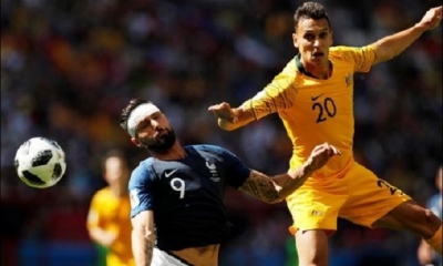 Giroud a la disputa del balón con el central Sainsbury. Foto: Reuters