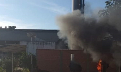 Una de las torres de comunicación que fue incendiada. / Fotos: @ArturoMurilloS