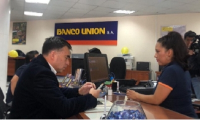 Juan Ramón Quintana, realizó un transacción en el Banco Unión/Foto. RRS
