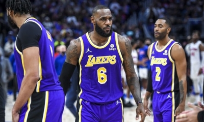 LeBron James, mientras es expulsado del juego contra los Detroit Pistons, este domingo. Foto: AFP.