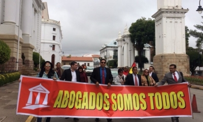 Los juristas que presentaron el recurso contra el fallo en Sucre. Foto: ANF