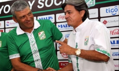 La dirigencia dio el respaldo a Clausen. Imagen de la presentación del DT en Oriente. Foto: Fuad Landívar