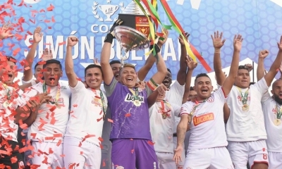 Juan Carlos Robles (c) celebra el título de la Copa Simón Bolívar.