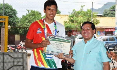 Alcalde entrega reconocimiento a Basquetbolista de Yacuiba