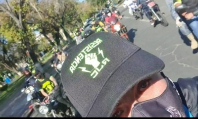 Líder y miembros de la resistencia en sus respectivas motocicletas.