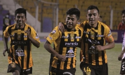 Los cachorros del Tigre celebran uno de los goles en el juego de ayer.