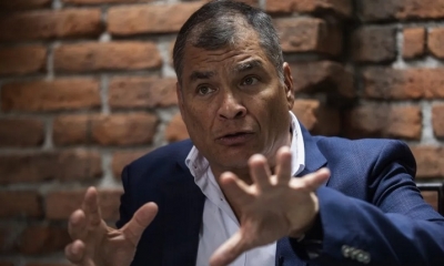 El expresidente de Ecuador Rafael Correa habla durante una entrevista con EFE, en Ciudad de México (México).