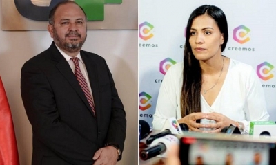 Álvarez (der.) remitió la nota al representante de la CAF en Bolivia, Florentino Fernández (izq.)