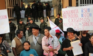 Varios policías resguardan las instalaciones del Tribunal Constitucional frente a la presencia de organizaciones sociales, el pasado 29 de septiembre.